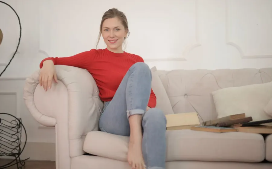 Sofa ruang tamu yang nyaman dengan bantalan empuk dan desain minimalis