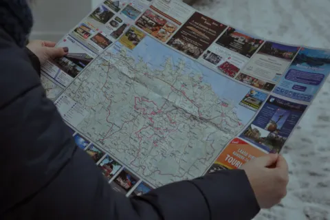 Peta digital di ponsel untuk panduan cara mencari tempat wisata hemat di Bandung
