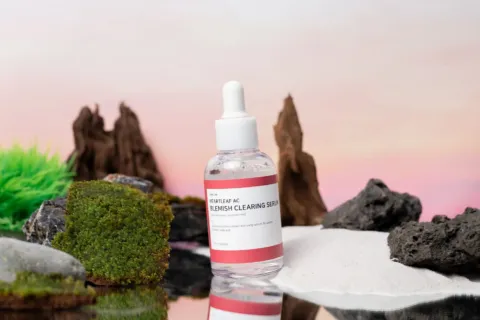 Wanita mengaplikasikan serum wajah untuk cara mengatasi bekas jerawat hitam secara rutin di pagi hari