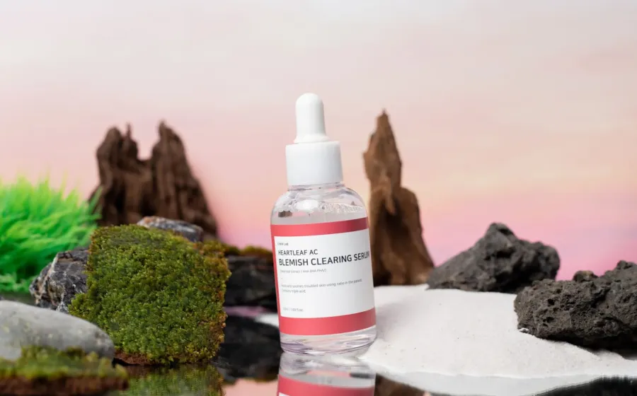 Wanita mengaplikasikan serum wajah untuk cara mengatasi bekas jerawat hitam secara rutin di pagi hari