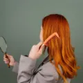 Langkah merawat kesehatan rambut dengan mencuci kulit kepala secara merata