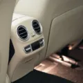 Ventilasi AC mobil di dasbor kendaraan yang terawat bersih dan menghembuskan udara dingin