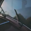 Langkah praktis dalam cara merawat kaca mobil untuk menjaga visibilitas berkendara tetap jernih saat hujan deras.