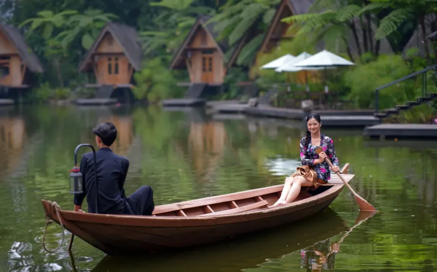 Keluarga sedang menikmati wisata keluarga yang nyaman di kawasan hijau Lembang Bandung