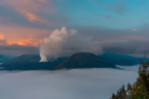 Wisata pegunungan yang menarik di kawasan Batu Malang Jawa Timur dengan pemandangan hijau dan kabut pagi