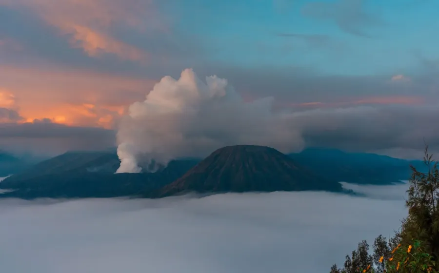 Wisata pegunungan yang menarik di kawasan Batu Malang Jawa Timur dengan pemandangan hijau dan kabut pagi
