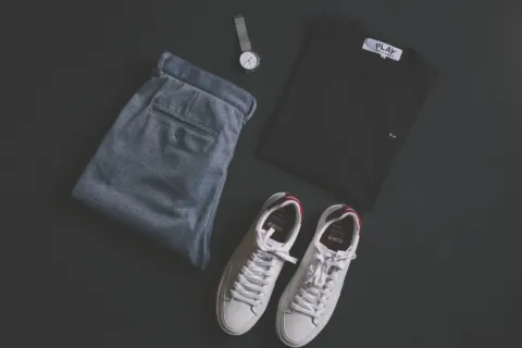 Seseorang mengenakan pakaian casual berupa kaus katun polos dan celana panjang yang nyaman