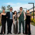 Deretan pakaian pesta elegan di gantungan baju yang rapi untuk acara formal dan semi formal