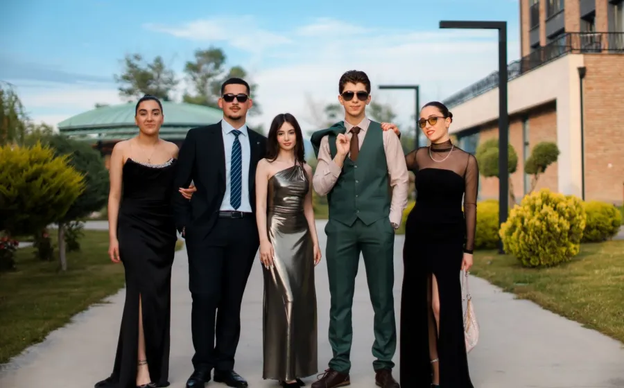 Deretan pakaian pesta elegan di gantungan baju yang rapi untuk acara formal dan semi formal