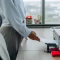 Ilustrasi tips memilih printer ink tank dan laser untuk kebutuhan rumah serta kantor