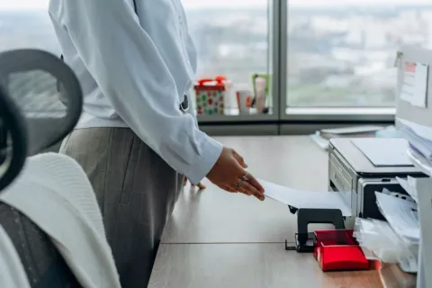 Ilustrasi tips memilih printer ink tank dan laser untuk kebutuhan rumah serta kantor
