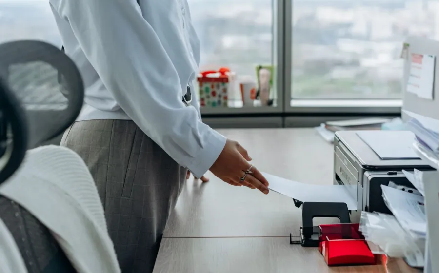 Ilustrasi tips memilih printer ink tank dan laser untuk kebutuhan rumah serta kantor
