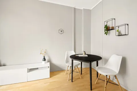 Tips menata rumah kecil dengan perabot minimalis multifungsi dan dekorasi tanaman hias