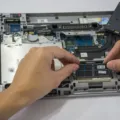 Teknisi sedang memasang SSD dan RAM untuk meningkatkan performa komputer