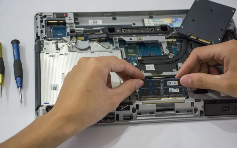 Teknisi sedang memasang SSD dan RAM untuk meningkatkan performa komputer