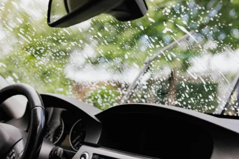 Pembersihan bilah karet dalam tips merawat wiper mobil agar kaca bersih