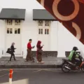Suasana jalanan Yogyakarta yang ramai dengan wisatawan yang sedang menikmati tips wisata murah