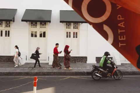 Suasana jalanan Yogyakarta yang ramai dengan wisatawan yang sedang menikmati tips wisata murah