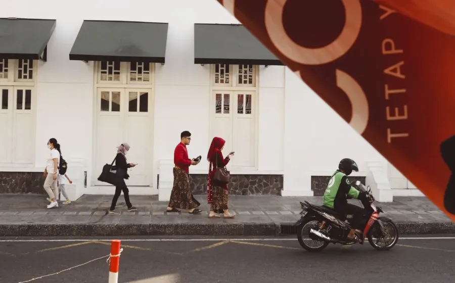 Suasana jalanan Yogyakarta yang ramai dengan wisatawan yang sedang menikmati tips wisata murah